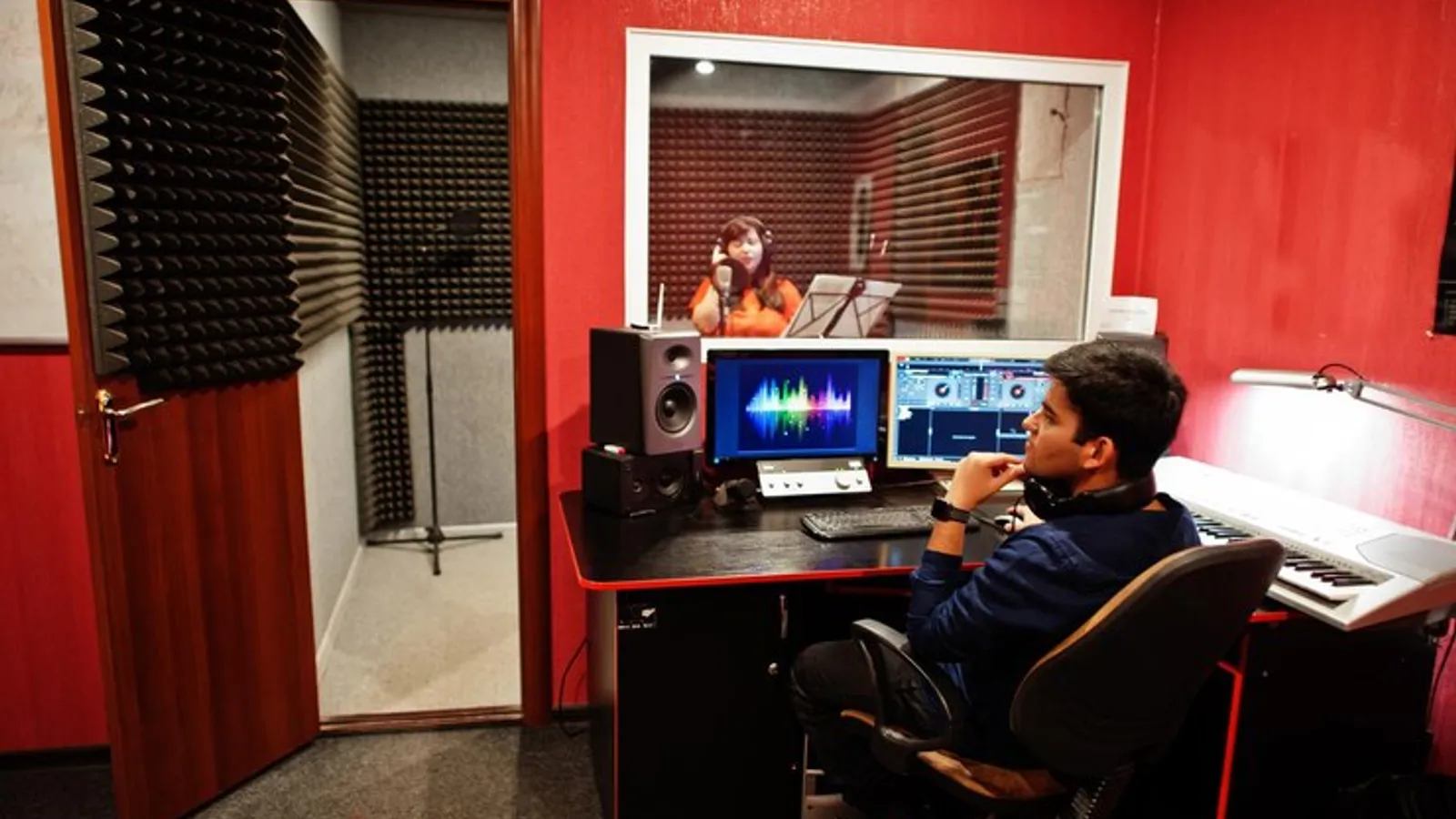 Produktionseinheit mit Mikrofon, Kamera und Schnittplatz in einem Studio