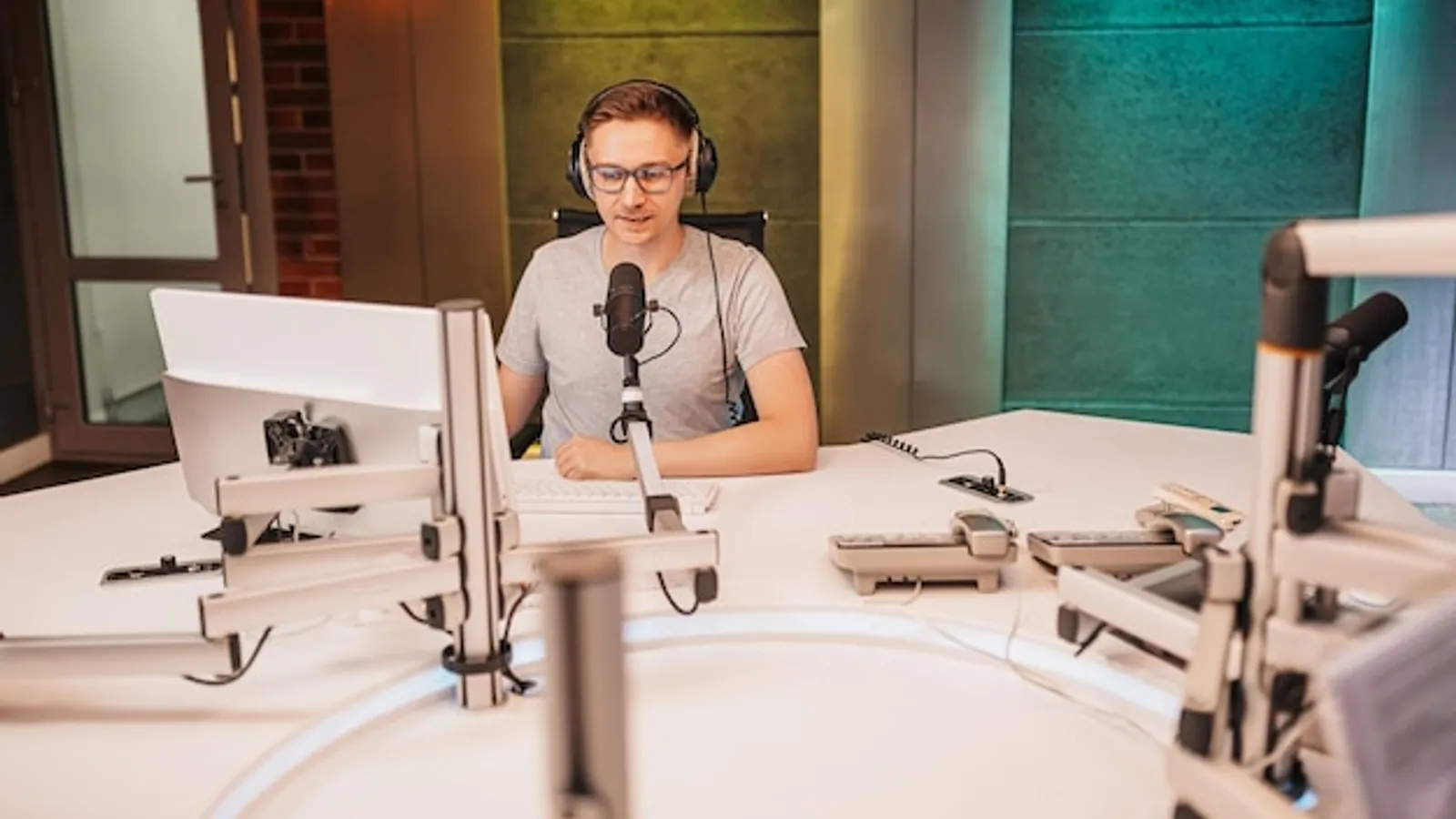 Besprechung zwischen Auftraggeber und Redaktionsteam an einem Konferenztisch